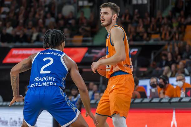 并探讨其背 并探讨其背